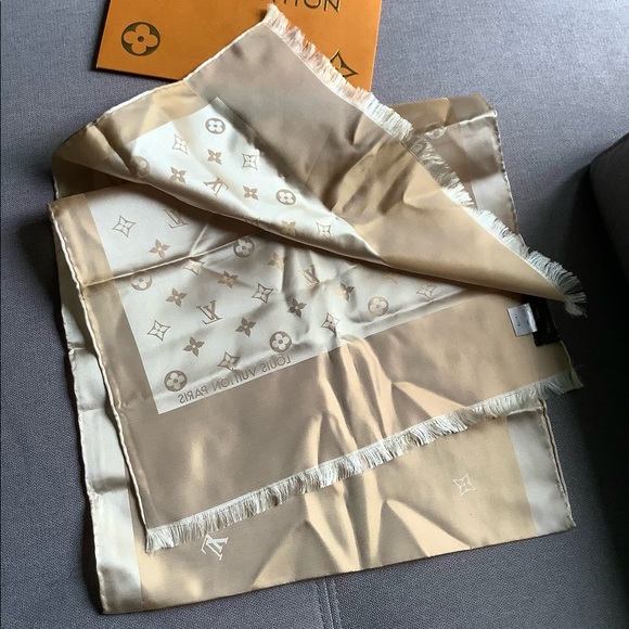 BEAUTIFUL Authentic LV silk scarf  🌷🌷🌷 - Picture 7 of 16